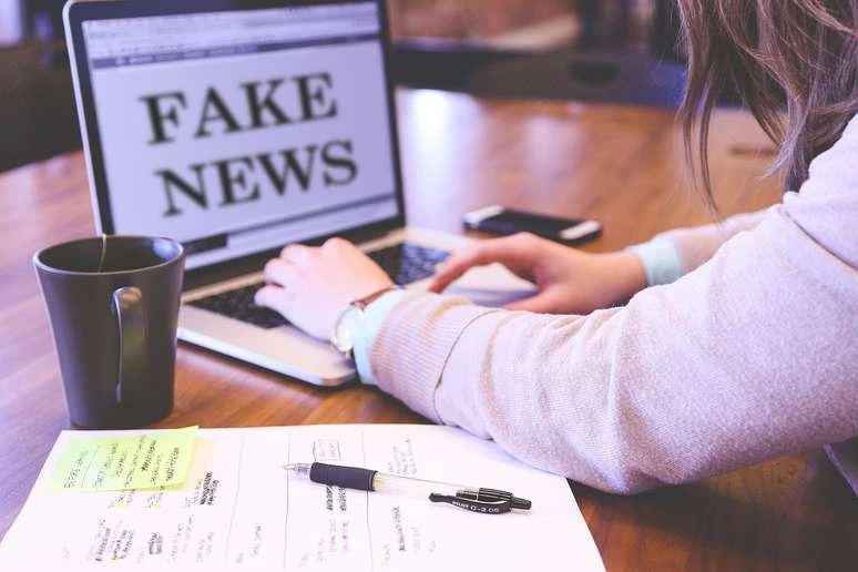 Para especialistas, a necessidade de regulamentar as redes sociais no combate à desinformação é urgente Para especialistas, a necessidade de regulamentar as redes sociais no combate à desinformação é urgente